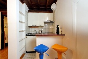 Réfrigérateur, micro-ondes, cafetière/bouilloire