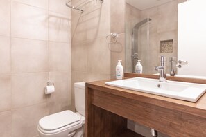 Appartement, 1 chambre | Salle de bain | Douche, douche hydromassante, sèche-cheveux, bidet