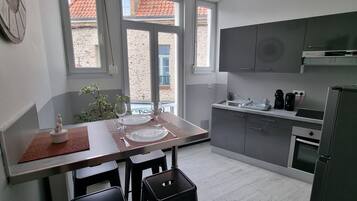 Réfrigérateur, micro-ondes, four, plaque de cuisson