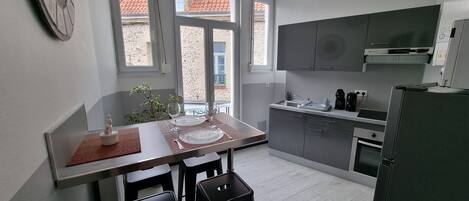Kühlschrank, Mikrowelle, Ofen, Herdplatte