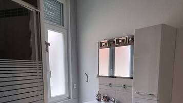 SĂšche-cheveux, serviettes fournies, savon, shampoing