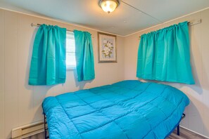 2 bedrooms, iron/ironing board, Internet, bed sheets - 5 Mi to Golf: Charming Hernando Home w/ Deck (Hernando)