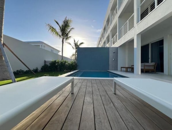 Una piscina al aire libre