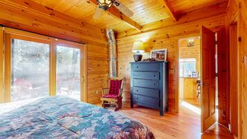 3 slaapkamers, een strijkplank/strijkijzer, internet, beddengoed