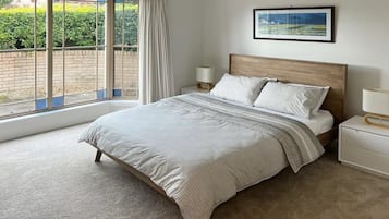 4 makuuhuonetta, silitysrauta/-lauta, ilmainen Wi-Fi, vuodevaatteet