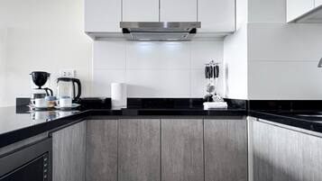 Kühlschrank, Mikrowelle, Wasserkocher mit Kaffee-/Teezubehör