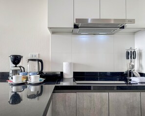 Een koelkast, een magnetron, een koffiezetapparaat/waterkoker