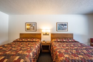 Free WiFi, bed sheets, wheelchair access - 114 Queen Room with easy access to Bike Trail (Boulder Junction)