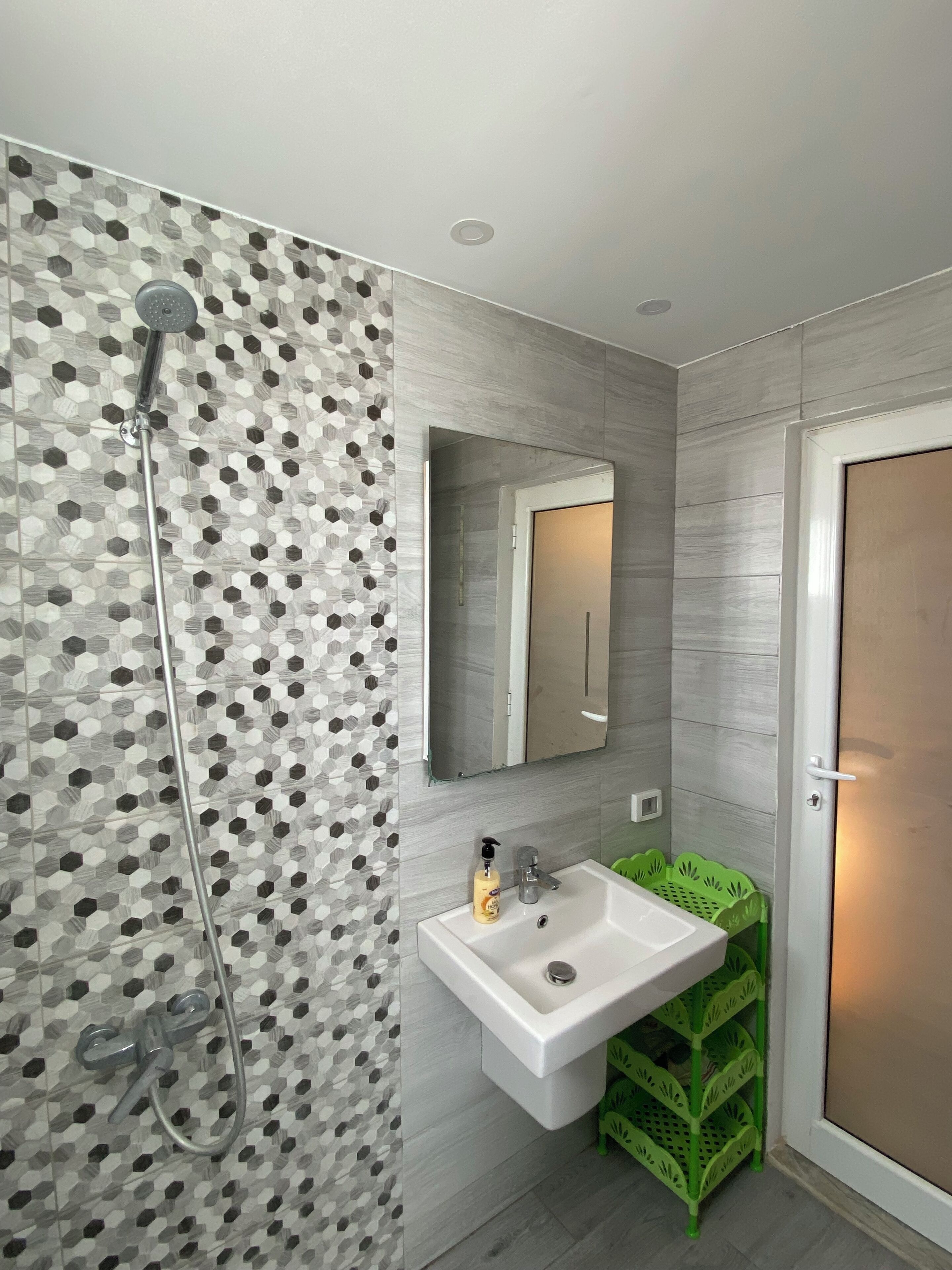 Serviettes fournies, savon, shampoing, papier toilette