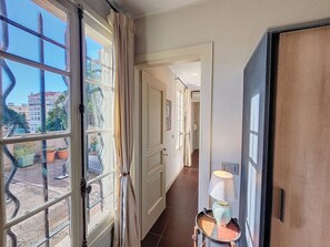 Interior - HENRI CAMILLE AGENCY -Pompadour - Studio city center - 8 min Palais (Cannes)