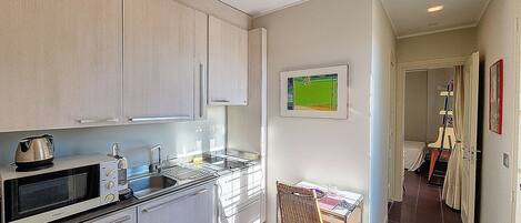 Kylskåp, mikrovågsugn, kaffe- och tebryggare och brödrost