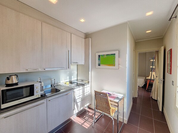 Fridge, microwave, coffee/tea maker, toaster - HENRI CAMILLE AGENCY -Pompadour - Studio city center - 8 min Palais (Cannes)