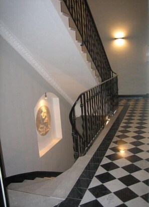 Interior - HENRI CAMILLE AGENCY -Pompadour - Studio city center - 8 min Palais (Cannes)