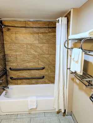Habitación, 1 cama King size, para no fumadores | Baño | Secadora de cabello, toallas, jabón, shampoo 