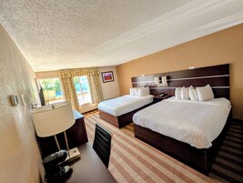 Escritorio, espacio para trabajar con laptop y cortinas blackout 