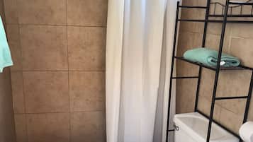 Haartrockner, Handtücher, Toilettenpapier