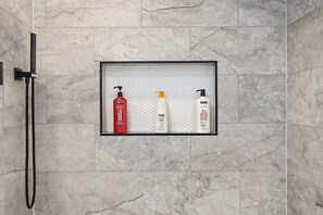 Serviettes fournies, savon, shampoing