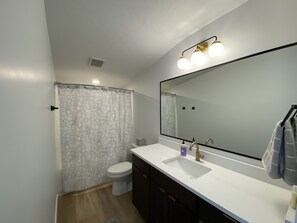 Hair dryer, towels, soap, shampoo - Cozy, new townhome 12 min. from Snowbasin and 17 min. from Wasatch Peaks! (Morgan)