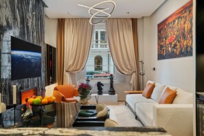 TV, fireplace - Unique 1 Bedroom Luxury Haven In Central London (London)