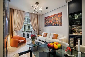 TV, fireplace - Unique 1 Bedroom Luxury Haven In Central London (London)