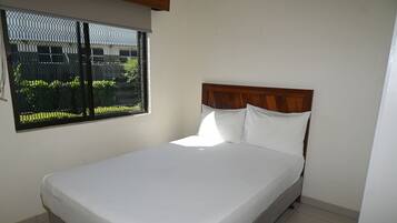 2 عدّة غرف نوم وستائر تعتيم وتجهيزات عازلة للصوت ومكواة/لوح كي