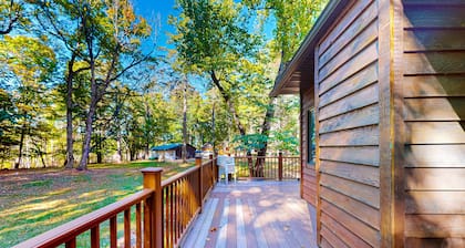 Rustic resort cabin with lake views, deck & access to docks, canoe, paddle boats