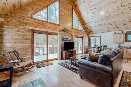 Rustic resort cabin with lake views, deck & access to docks, canoe, paddle boats