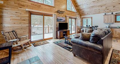 Rustic resort cabin with lake views, deck & access to docks, canoe, paddle boats