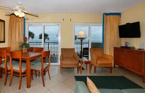 Televisie, een computerscherm en een printer