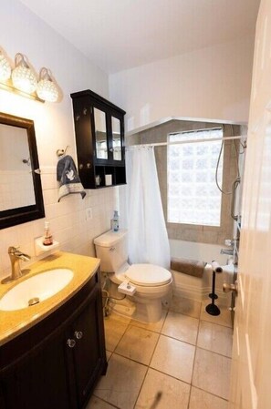 Haartrockner, Bidet, Handtücher, Seife