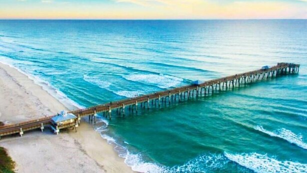 A pier extending into the ocean with a beach on one side. - HOLIDAY RETREAT.★★★★★ 12. NEAR BEACHES / PGA / DOWNTOWN / ROGER DEAN STADIUM (Palm Beach Gardens)