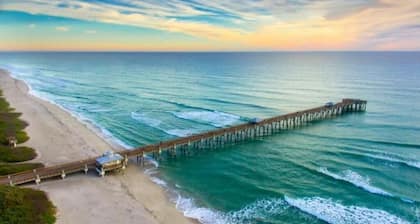 LUXURY, PRIVTA SUITE, KING BED, NEAR BEACHES, PGA, DOWNTOWN GARDENS, ROGER DEAN.