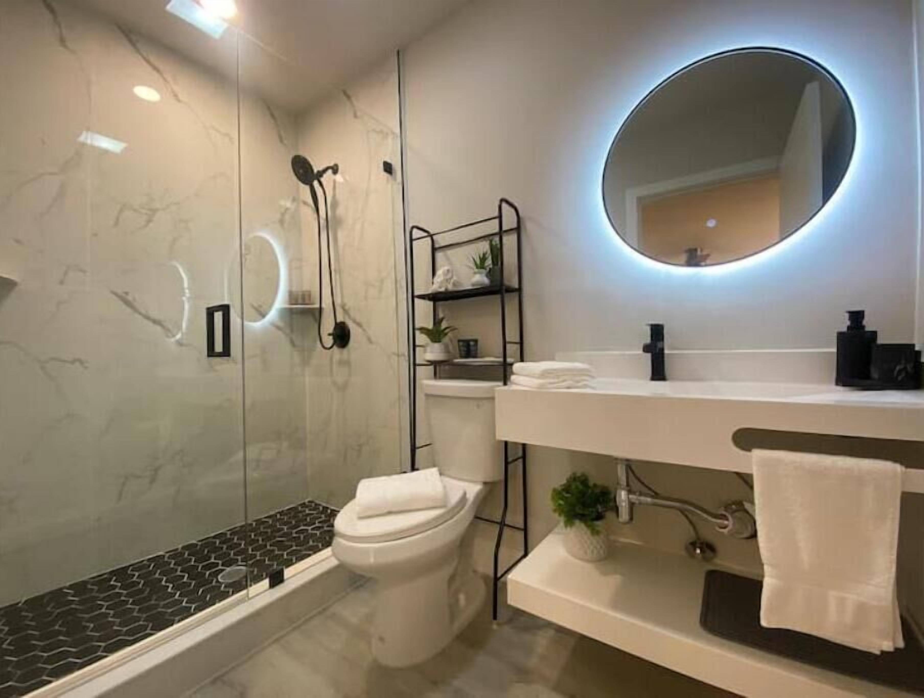 Douche, sèche-cheveux, serviettes fournies, savon