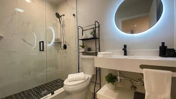Douche, sèche-cheveux, serviettes fournies, savon