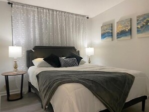 3 bedrooms, desk, iron/ironing board, travel cot - CATALINA RETREAT★★★★★ 4. NEAR BEACHES / PGA / DOWNTOWN / ROGER DEAN/HOT TUB (West Palm Beach)