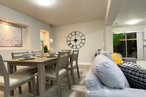 Dining - GULL RETREAT.★★★★★ 10. NEAR BEACHES / PGA / DOWNTOWN / ROGER DEAN STADIUM (Palm Beach Gardens)