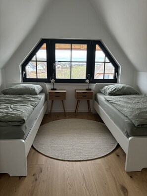 3 bedrooms, desk, iron/ironing board, travel crib - Reethus Meerverliebt (Dranske)