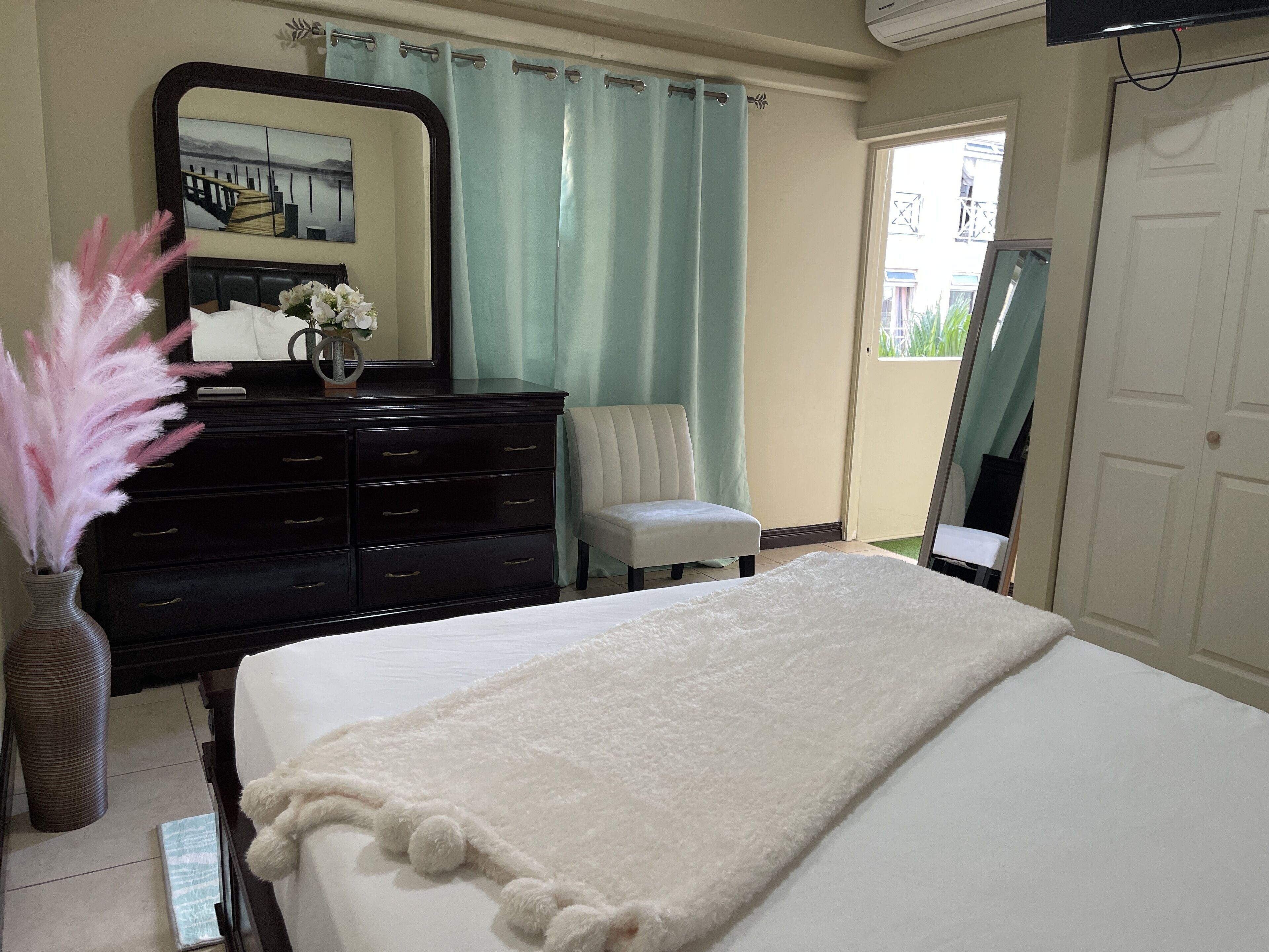 2 bedrooms, in-room safe, iron/ironing board, free WiFi