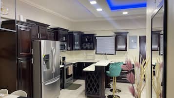 Réfrigérateur, micro-ondes, four, plaque de cuisson