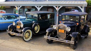 Two vintage cars parked in front of Oldtown Steakhouse Tavern. - Captain Quarter's Studio near Bishop's Beach - Pet friendly Studio (Homer)