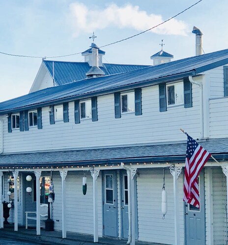 Captain Quarter's Studio near Bishop's Beach - Pet friendly Studio