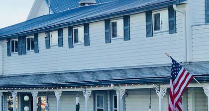 Captain Quarter's Studio near Bishop's Beach - Pet friendly Studio