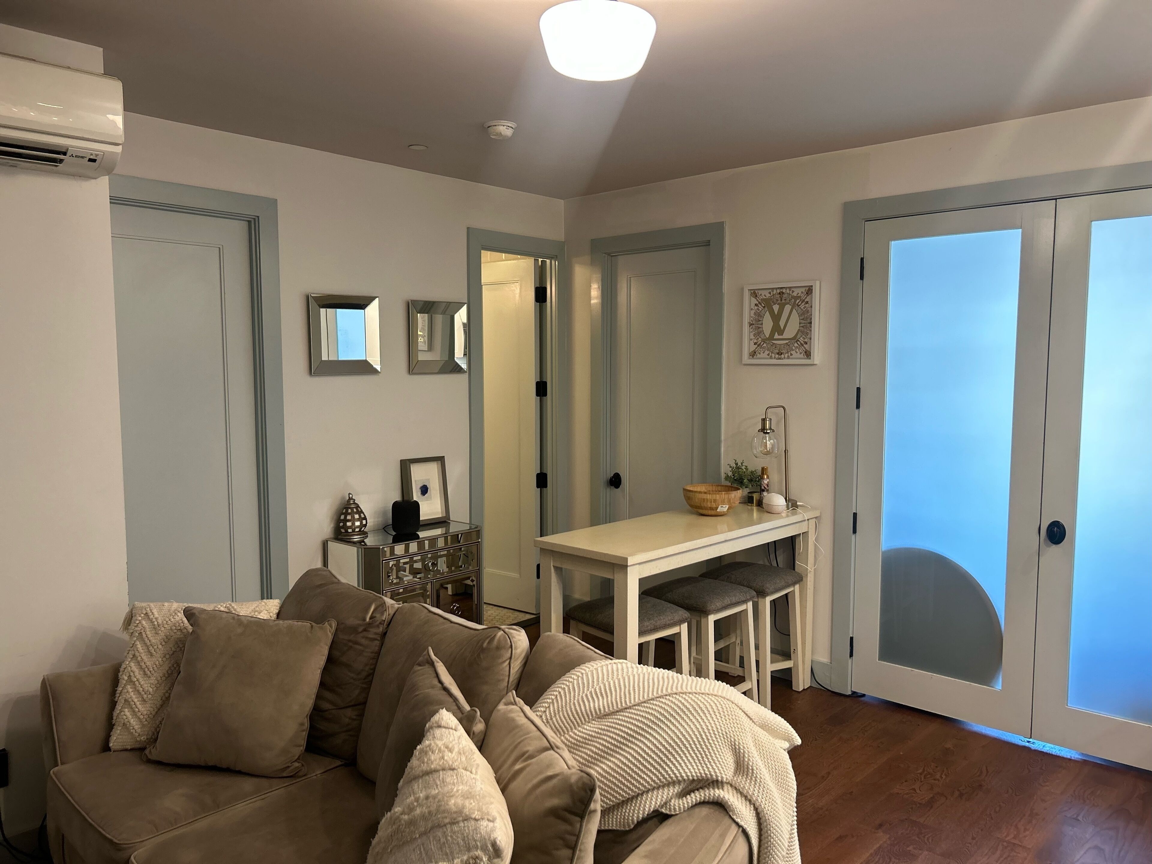 Cozy room in beautiful 3 bedroom apartment in modern building 