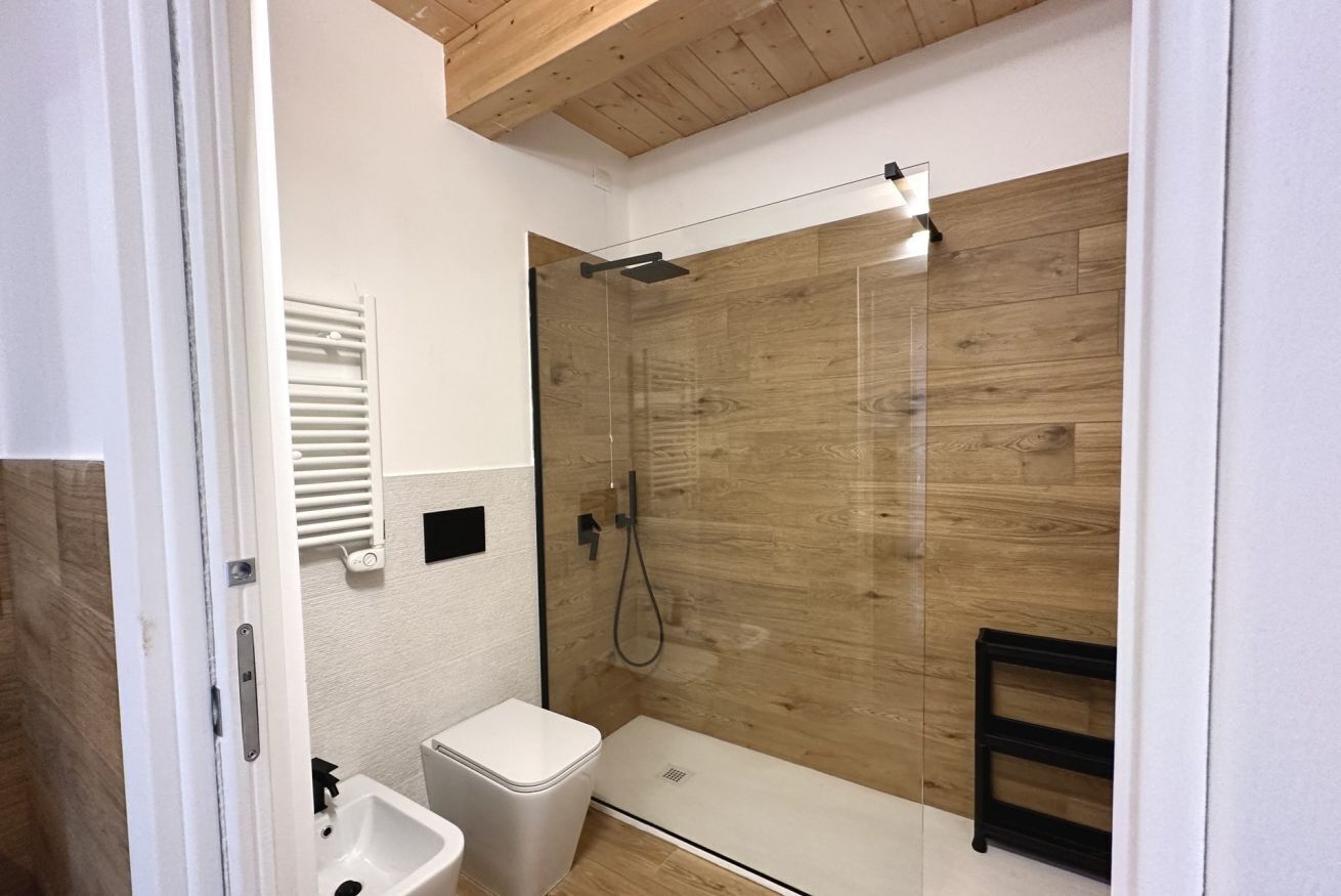 Douche, bidet, serviettes fournies