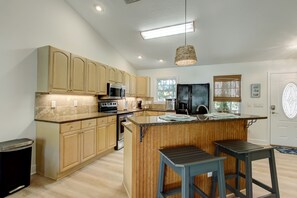 Fridge, microwave, oven, stovetop - Cozy home in private setting centrally located on Amelia Island (Fernandina Beach)