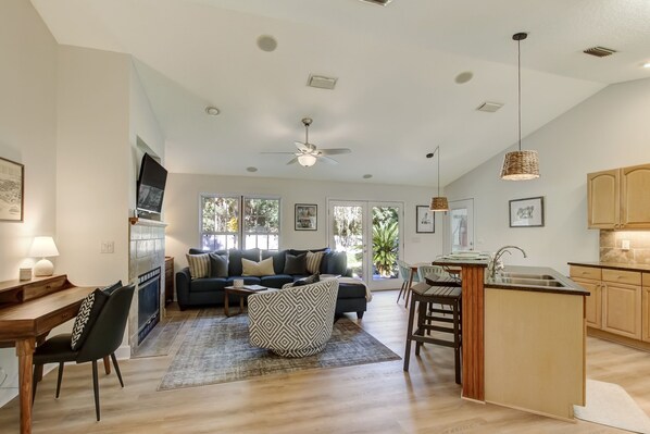 Smart TV, foosball - Cozy home in private setting centrally located on Amelia Island (Fernandina Beach)