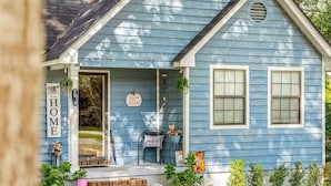 A blue house with a porch, a welcome sign, and a 'Season's Greetings' sign. - Family Friendly with Kid activities (Tifton)
