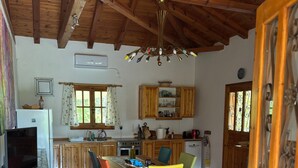 Un intérieur chaleureux comprenant un coin repas, une cuisine et un espace de vie.