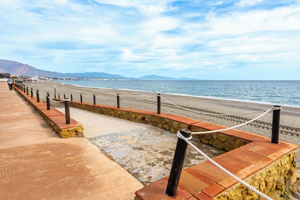 Beach nearby - Apartment 'Urbanización Jardines Del Mar' with Sea View, Shared Pool and Air Conditioning (La Chullera)