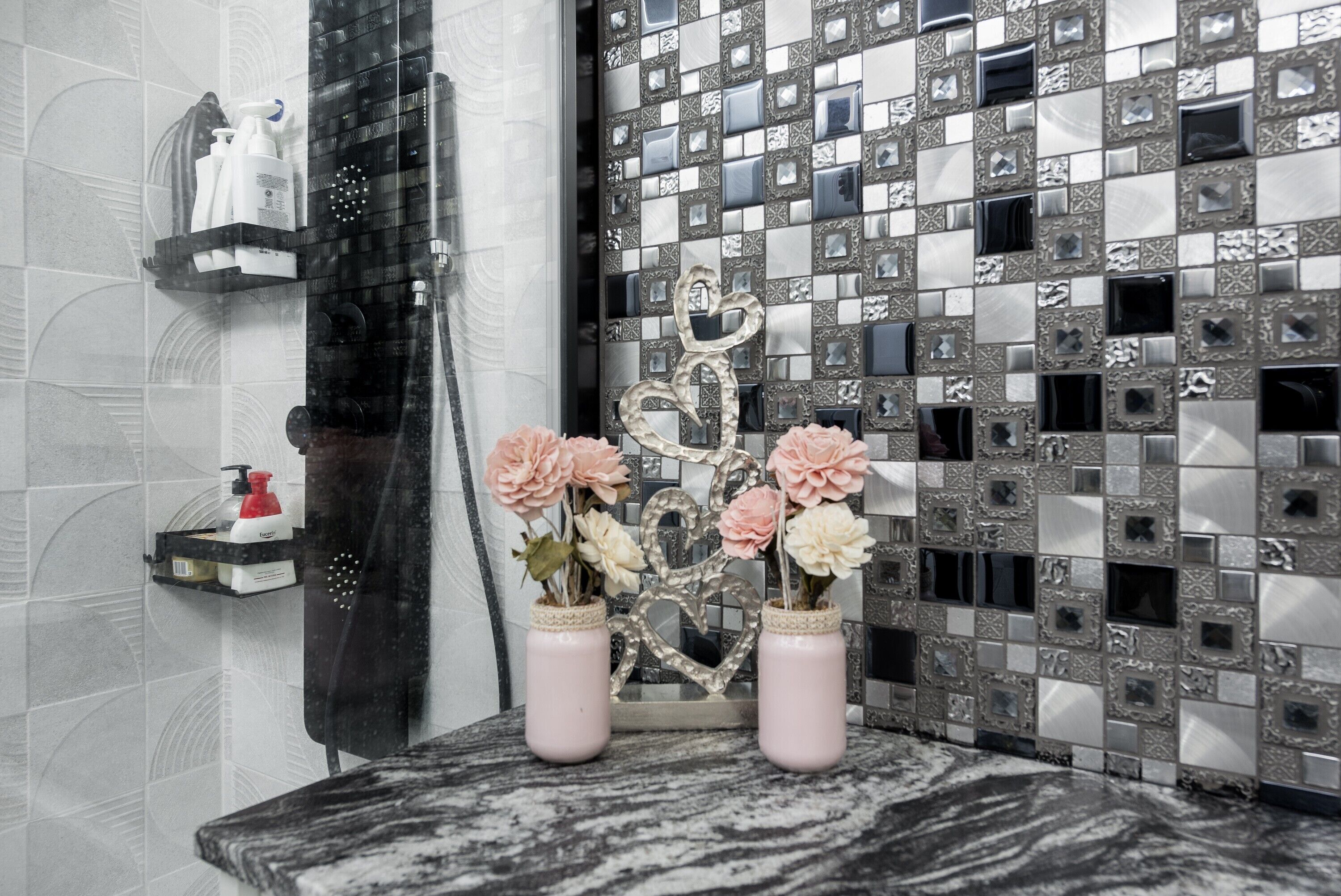 Chuveiro, secador de cabelo, toalhas de banho 